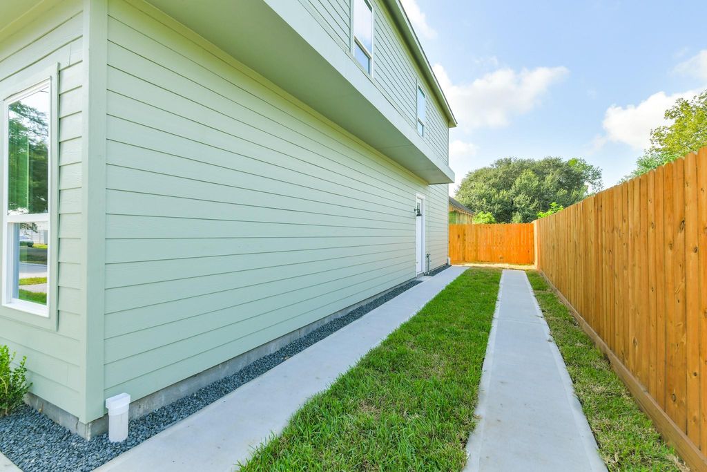 Photo of 162 Wallace St Unit St, Houston, TX 77022 (MLS # 84741757)