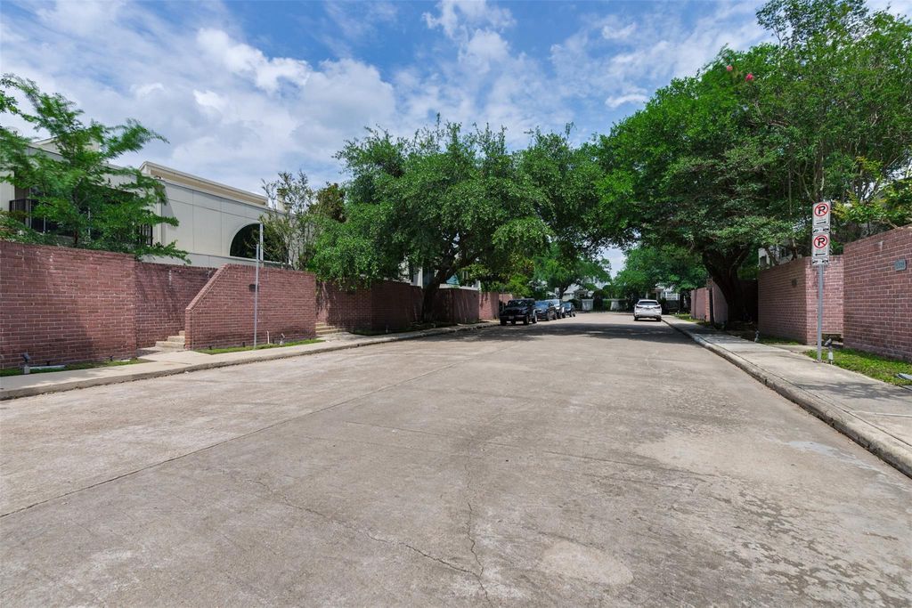 Photo of 2324 Steel Street #20, Houston, TX 77098 (MLS # 34865826)