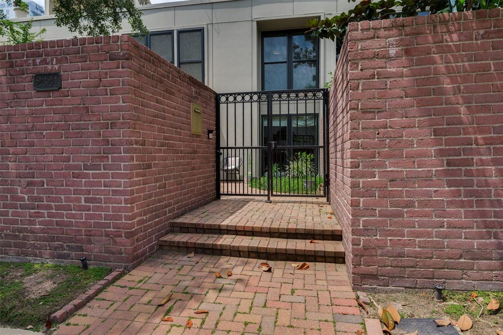 Photo of 2324 Steel Street #20, Houston, TX 77098 (MLS # 34865826)