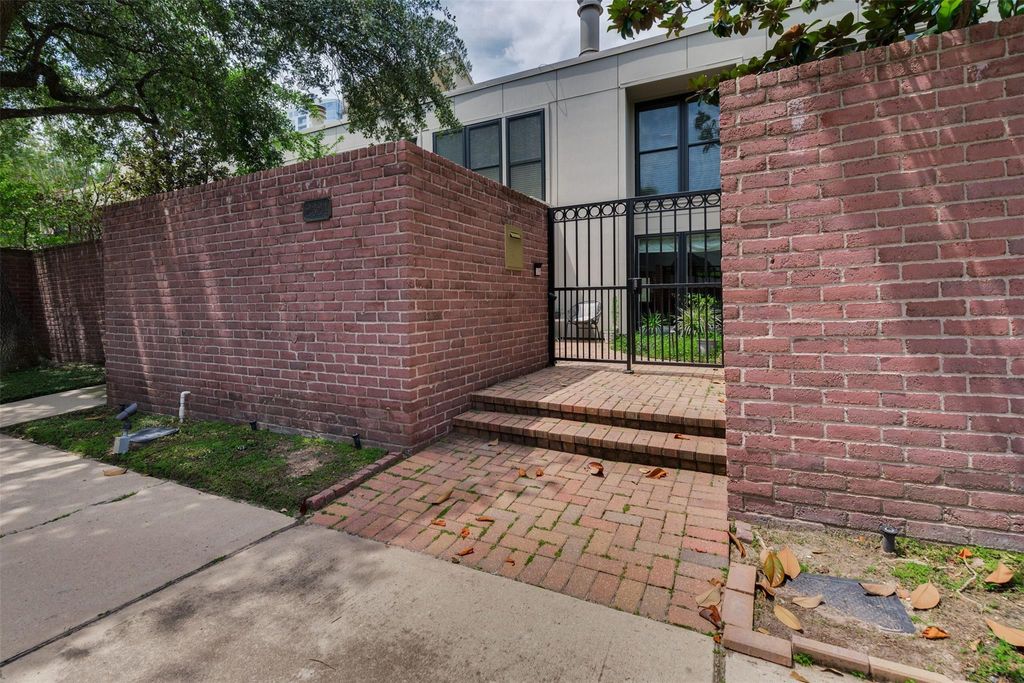 Photo of 2324 Steel Street #20, Houston, TX 77098 (MLS # 34865826)