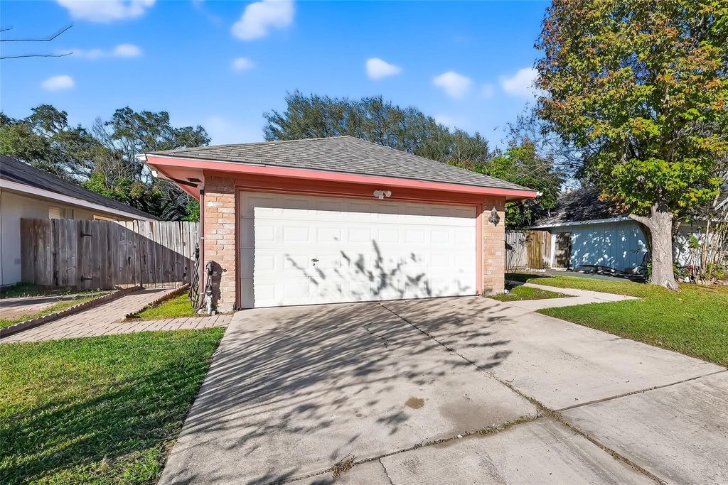Photo of 16106 Barbaroosa Drive Dr, Houston, TX 77083 (MLS # 22995824)