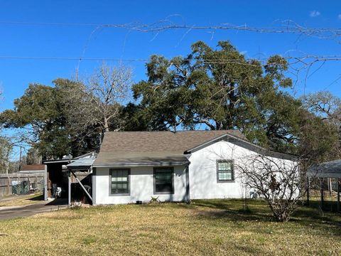 Photo of 1272 Pecan Street, Clute, TX 77531 (MLS # 46407927)
