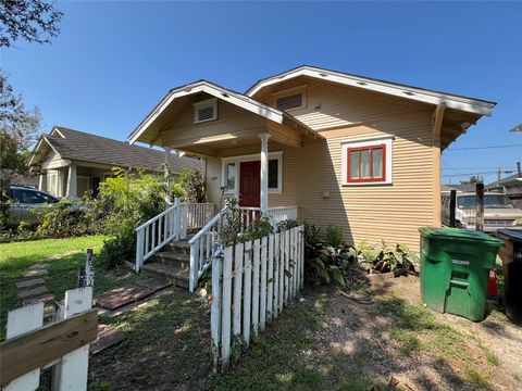 Photo of 1109 Walton Street, Houston, TX 77009 (MLS # 20710570)