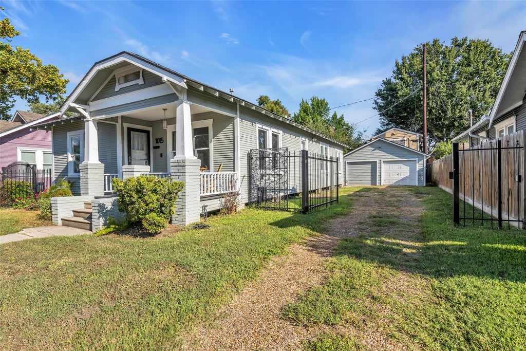 Photo of 1015 E 14th Street, Houston, TX 77009 (MLS # 27257786)
