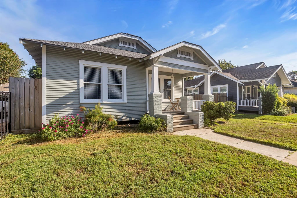 Photo of 1015 E 14th Street, Houston, TX 77009 (MLS # 27257786)