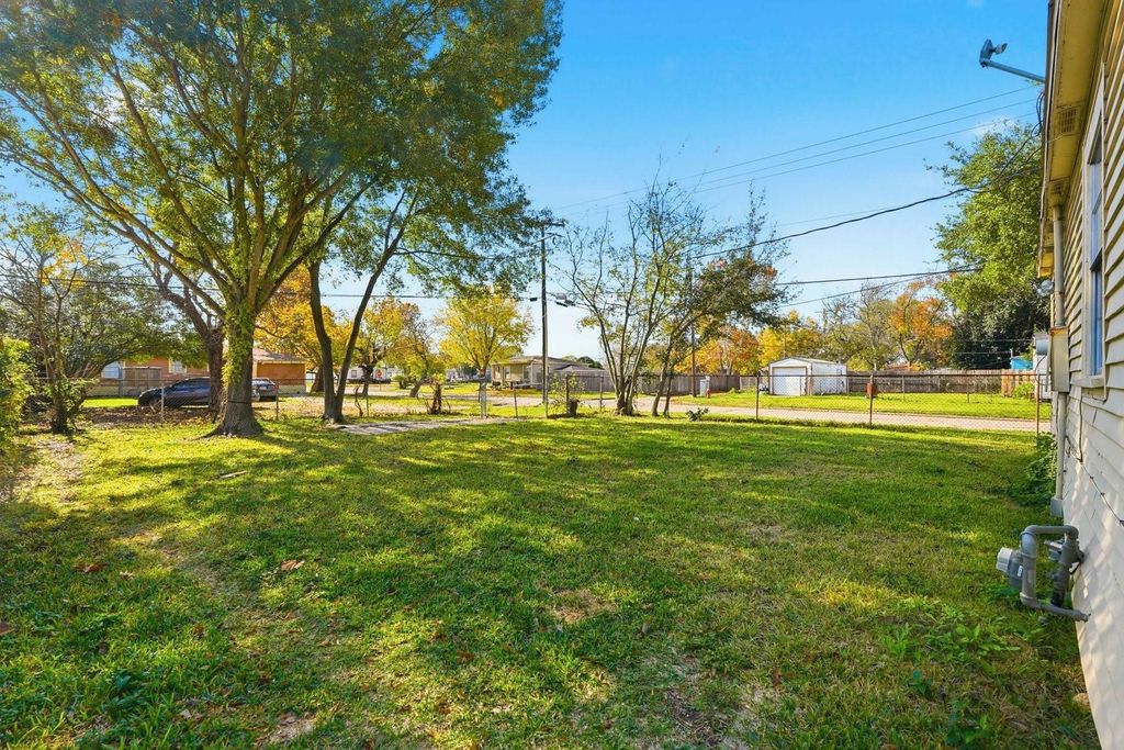 Photo of 729 13th Avenue N, Texas City, TX 77590 (MLS # 13755425)