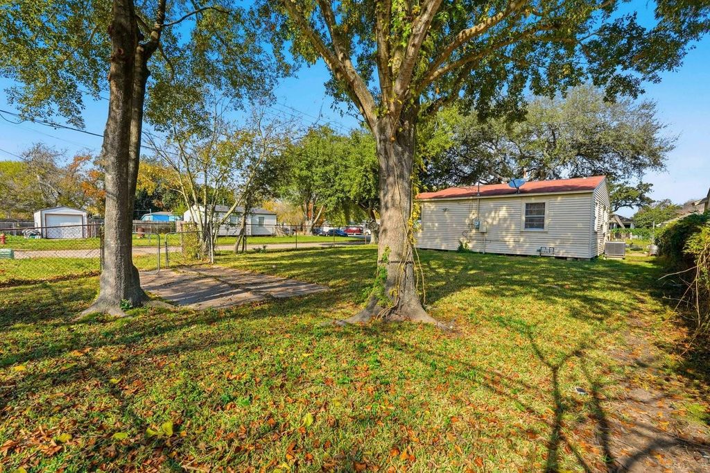 Photo of 729 13th Avenue N, Texas City, TX 77590 (MLS # 13755425)