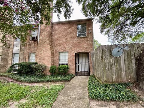 Photo of 8712 Wilcrest Drive #8712, Houston, TX 77099 (MLS # 70686871) Photo of 8712 Wilcrest Drive #8712, Houston, TX 77099 (MLS # 70686871)
