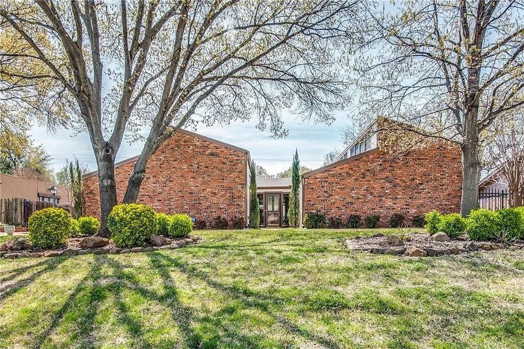 Photo of 405 W Louella Drive, Hurst, TX 76054 (MLS # 84136537)