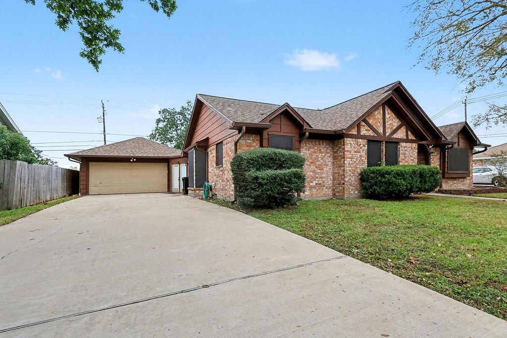 Photo of 803 Whitecap Drive, El Lago, TX 77586 (MLS # 92808617)