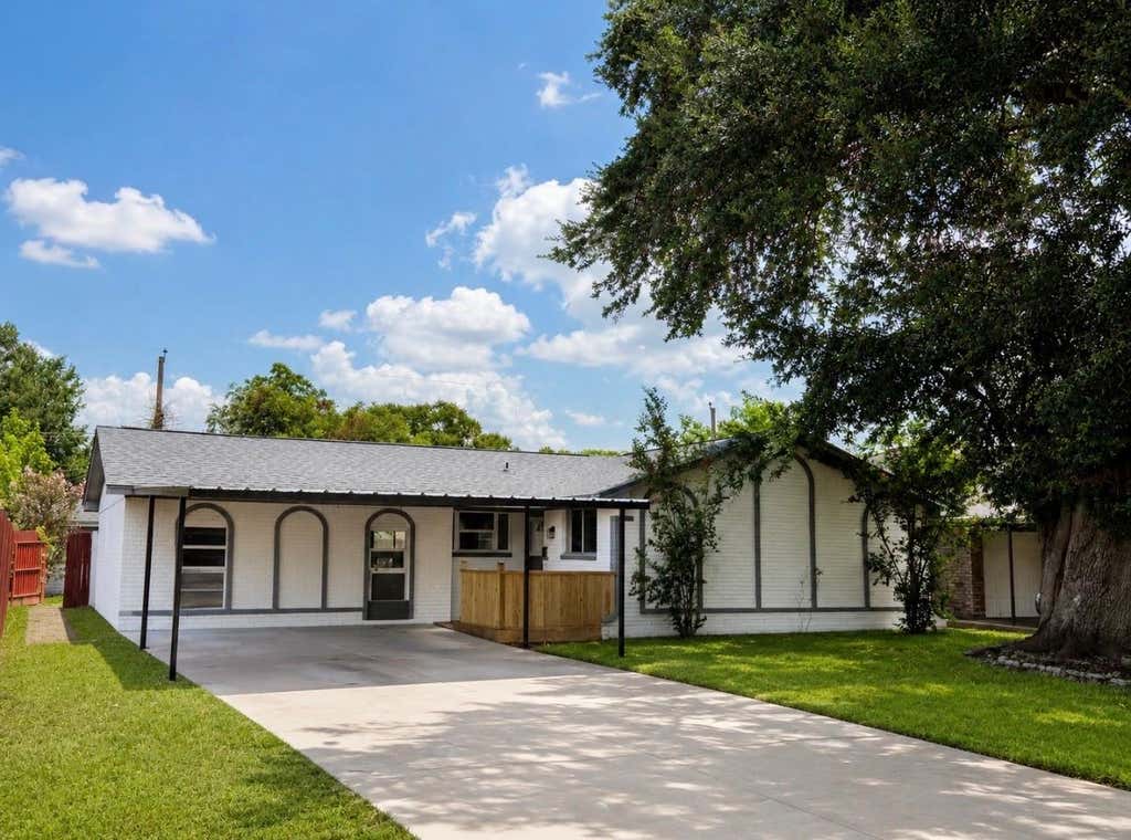 Photo of 526 Hidden Valley Drive, Houston, TX 77037 (MLS # 87627414)