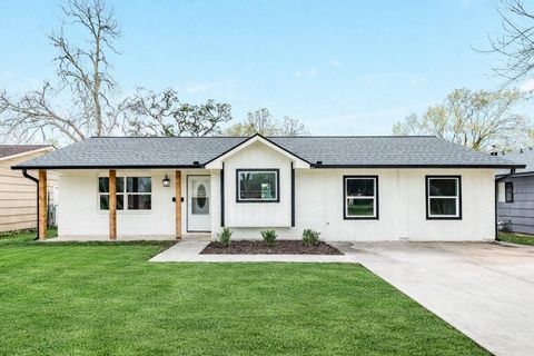 Photo of 300 N Shanks Street, Clute, TX 77531 (MLS # 88677267)