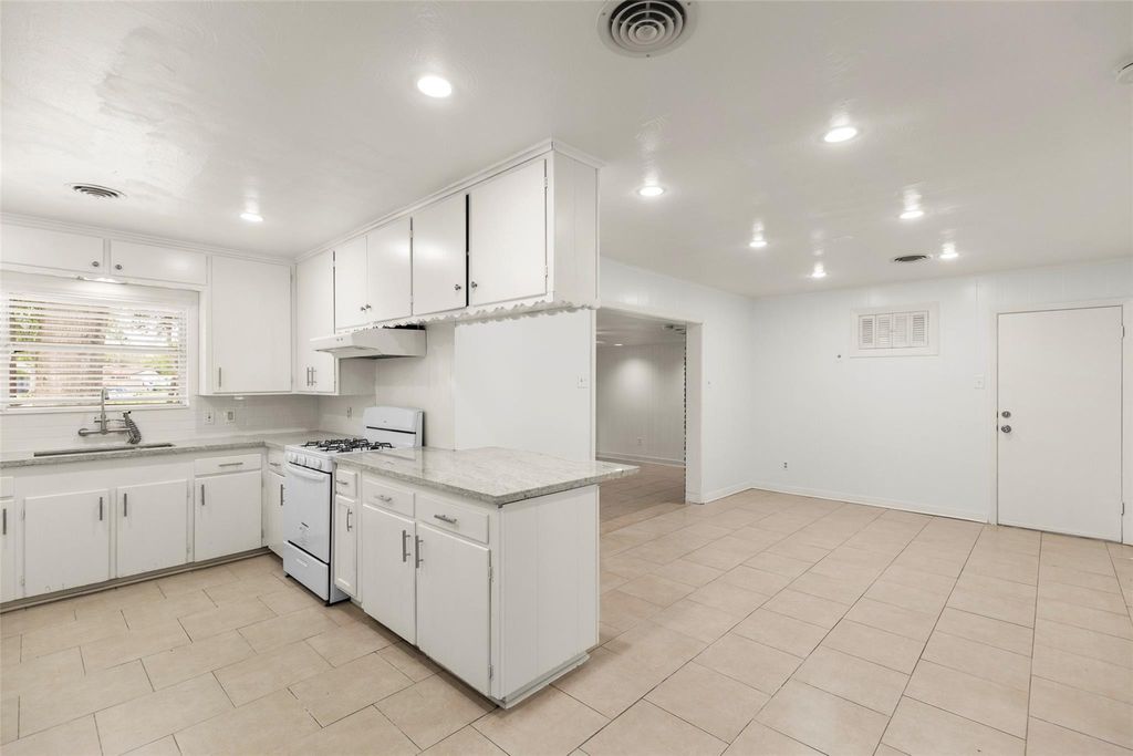 Photo of 2015 Wycliffe Drive, Houston, TX 77043 (MLS # 44502709)