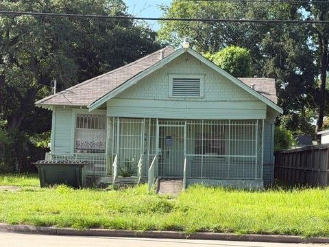 Photo of 909 W Little York Road, Houston, TX 77091 (MLS # 39042317)