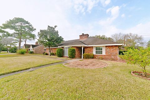 Photo of 5822 W Bellfort Street, Houston, TX 77035 (MLS # 29006083)