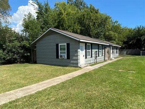Photo of 311 S 3rd Street, La Porte, TX 77571 (MLS # 49645240) Photo of 311 S 3rd Street, La Porte, TX 77571 (MLS # 49645240)