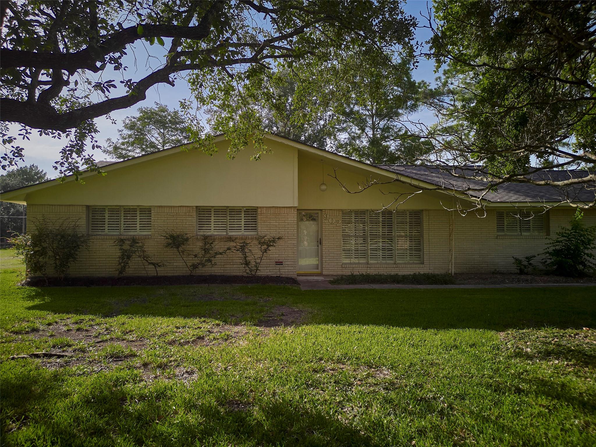 902 Clover Ridge Avenue