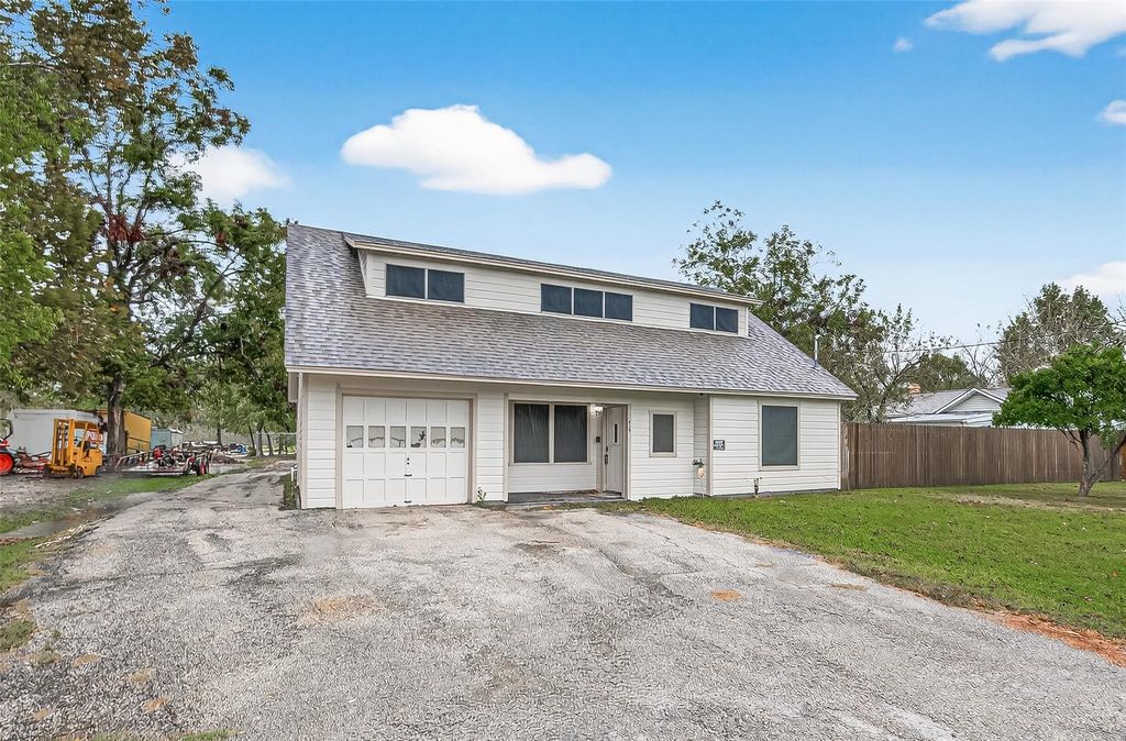 Photo of 610 E Houston Street, Highlands, TX 77562 (MLS # 67352336)