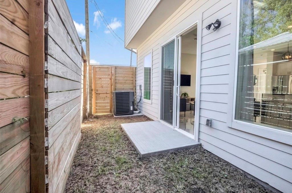 Photo of 5908 St Augustine St B Street, Houston, TX 77021 (MLS # 58844315)