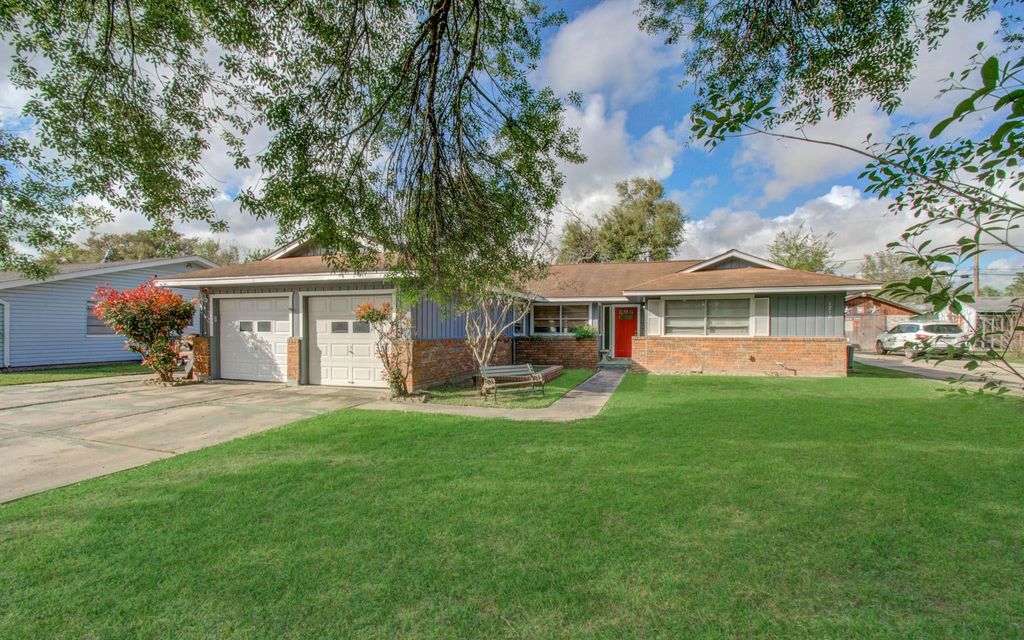 Photo of 1710 W 11th Street, Freeport, TX 77541 (MLS # 73082938)