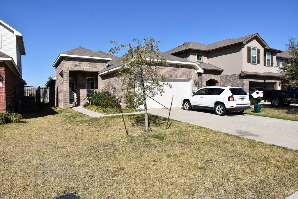 Photo of 13038 Leisure Cove Drive, La Marque, TX 77568 (MLS # 81522041)