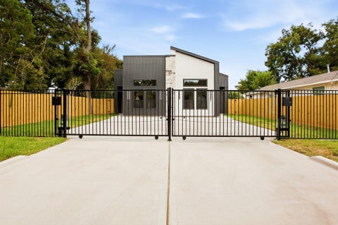 Photo of 944 Lucky Street, Houston, TX 77088 (MLS # 77007321)