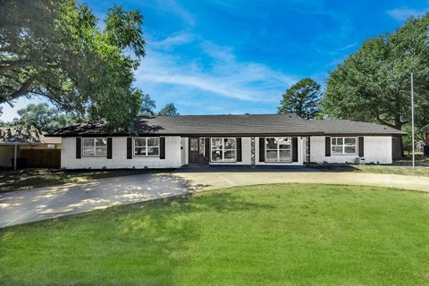 Photo of 227 Ivy Street, Navasota, TX 77868 (MLS # 42961710)