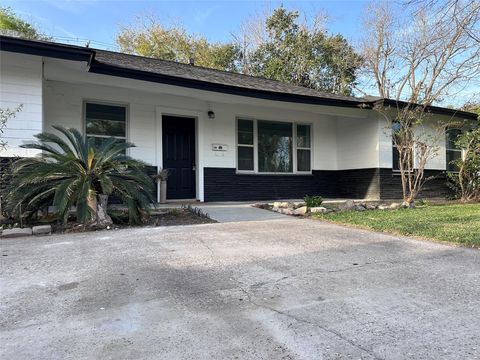 Photo of 608 W Lobit Street, Baytown, TX 77520 (MLS # 31427416)
