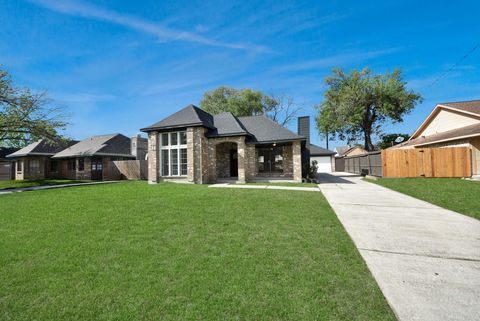 1114 N Nottingham Drive League City TX 77573