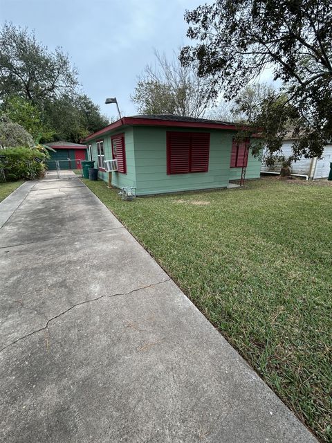 Photo of 2109 Briar Lane, La Marque, TX 77568 (MLS # 42433399)