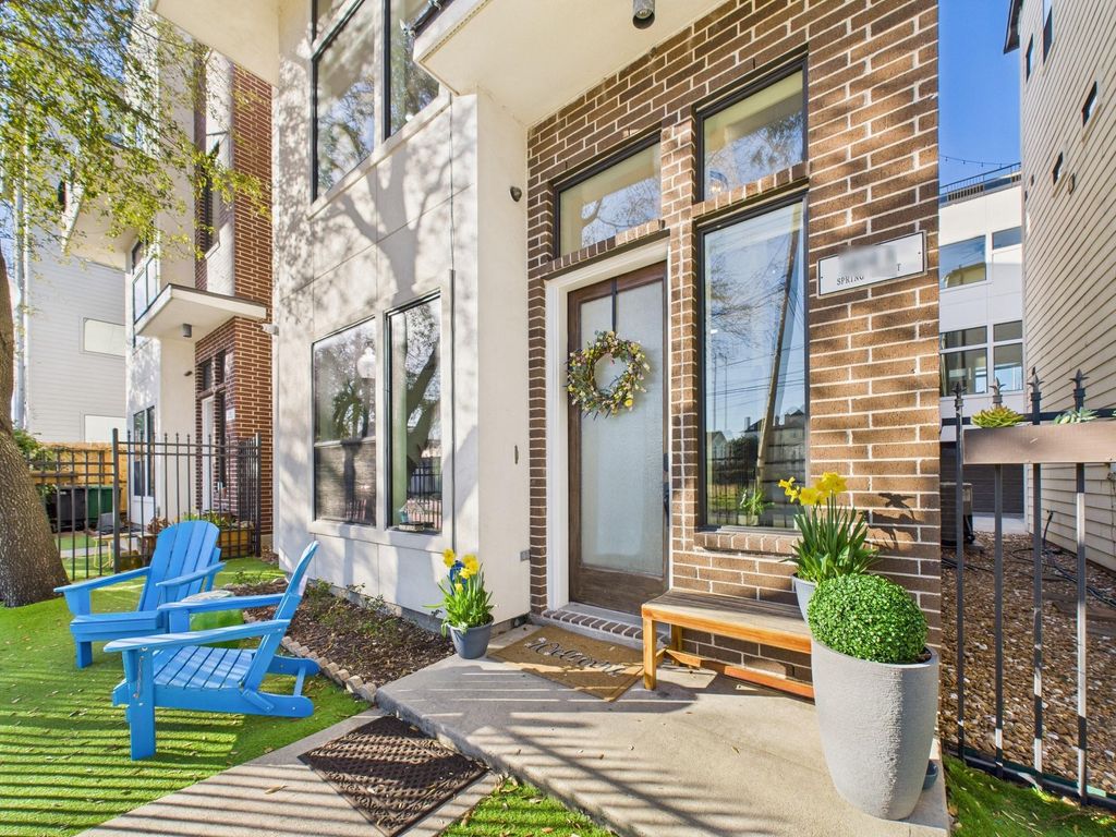 Photo of 1404 Spring Street #A, Houston, TX 77007 (MLS # 48636426)