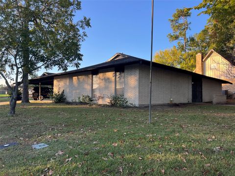 Photo of 401 Oakhill Drive, Conroe, TX 77304 (MLS # 31015826)