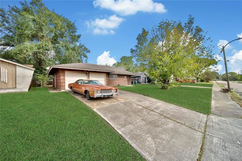 Photo of 5827 Heron Drive, Houston, TX 77033 (MLS # 9873808)