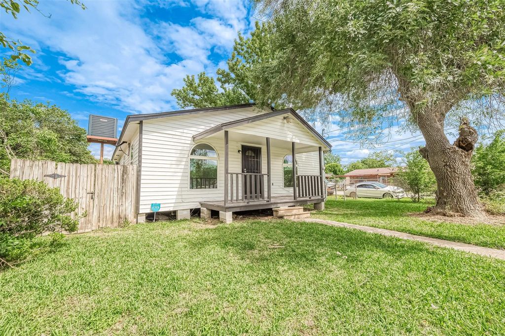 Photo of 2304 Russell St, Houston, TX 77026 (MLS # 3219462)