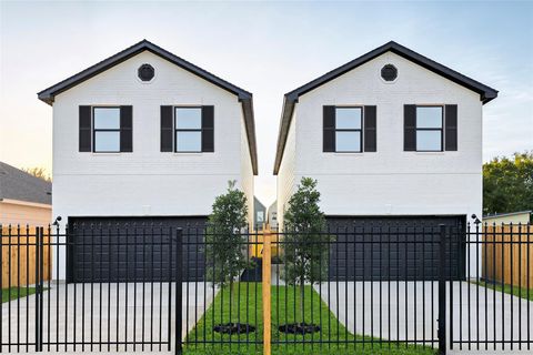 Homes For Sale - 5915 Haight Street #A<br/> Houston, TX 77028