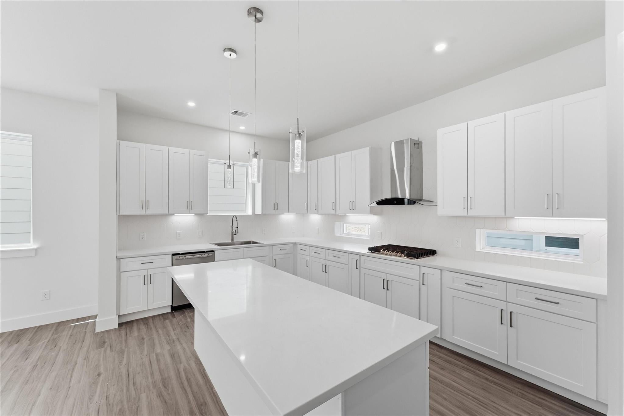 1422 W 34th 1/2 Street