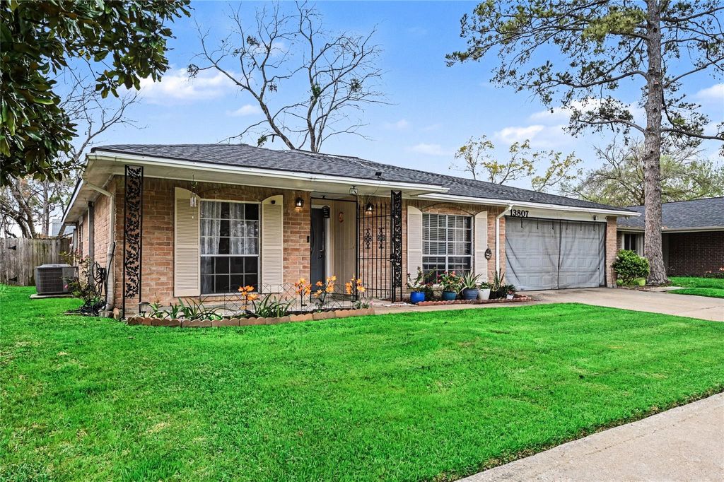Photo of 13807 Templar Lane, Sugar Land, TX 77498 (MLS # 41085751)