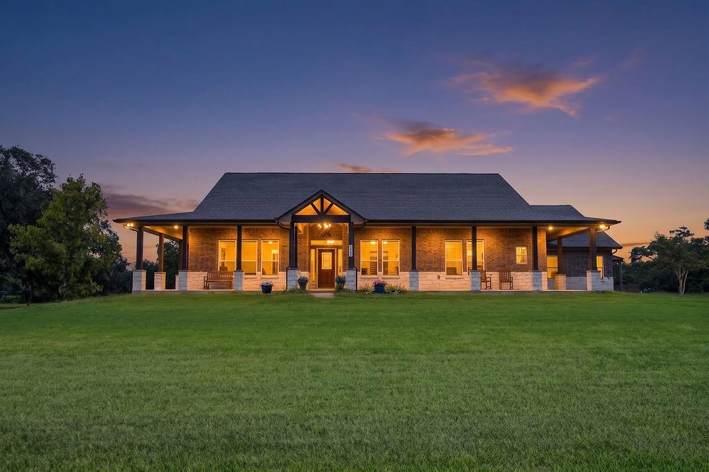 Photo of 155 Horse Shoe Trail, Angleton, TX 77515 (MLS # 5550550)