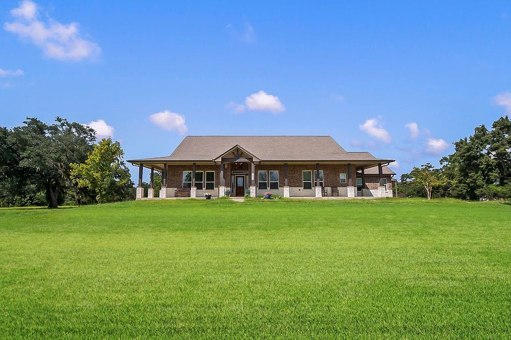 Photo of 155 Horse Shoe Trail, Angleton, TX 77515 (MLS # 5550550)