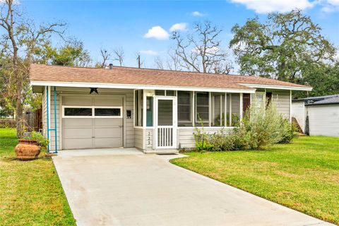 223 Jasmine Street Lake Jackson TX 77566