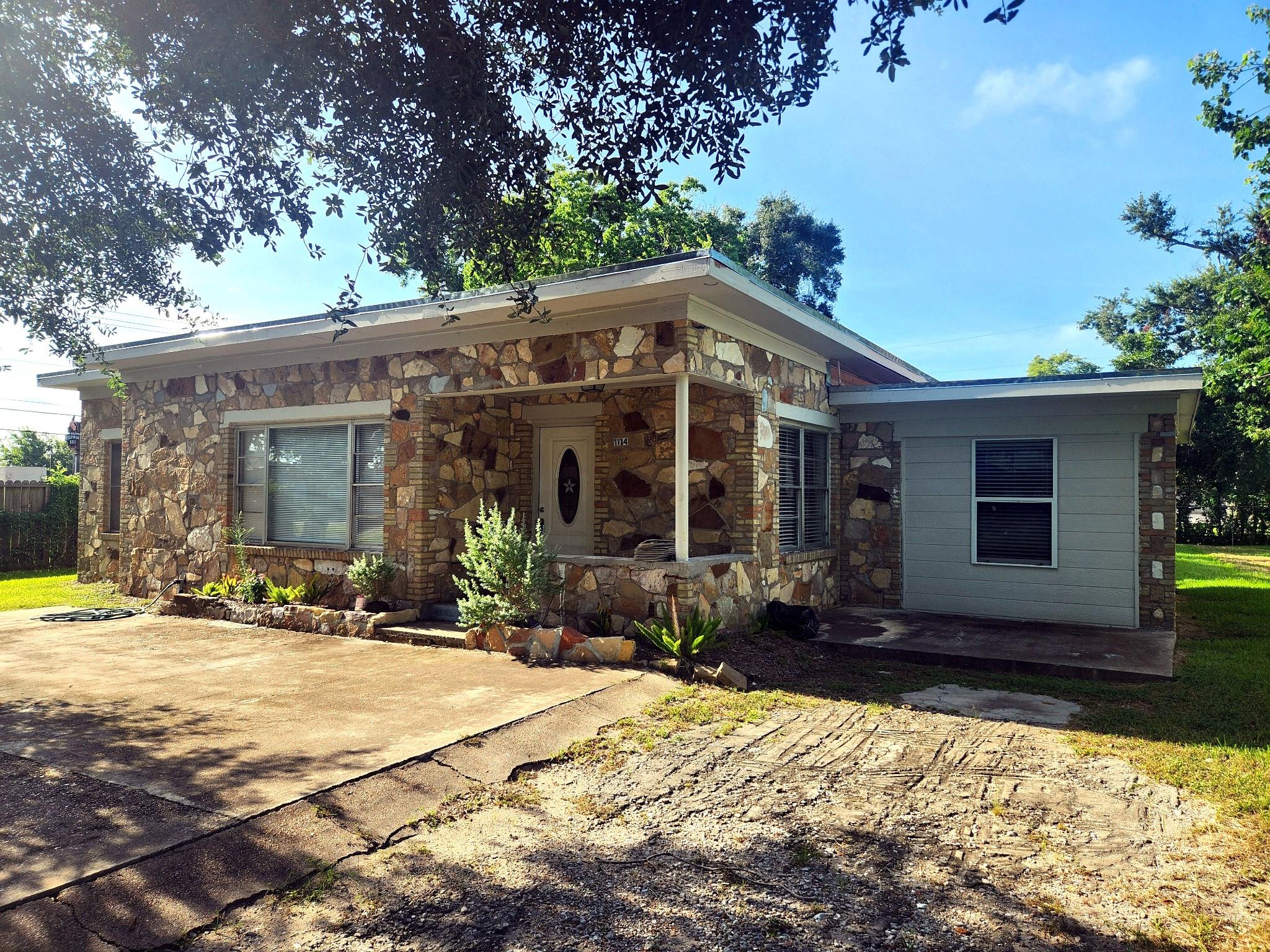 1114 E Pecan Street