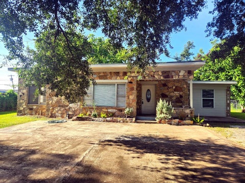 Photo of 1114 E Pecan Street, Angleton, TX 77515 (MLS # 71878343)