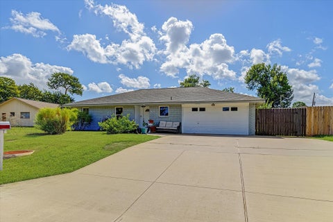 Photo of 203 Hickory Street, Lake Jackson, TX 77566 (MLS # 20827153)