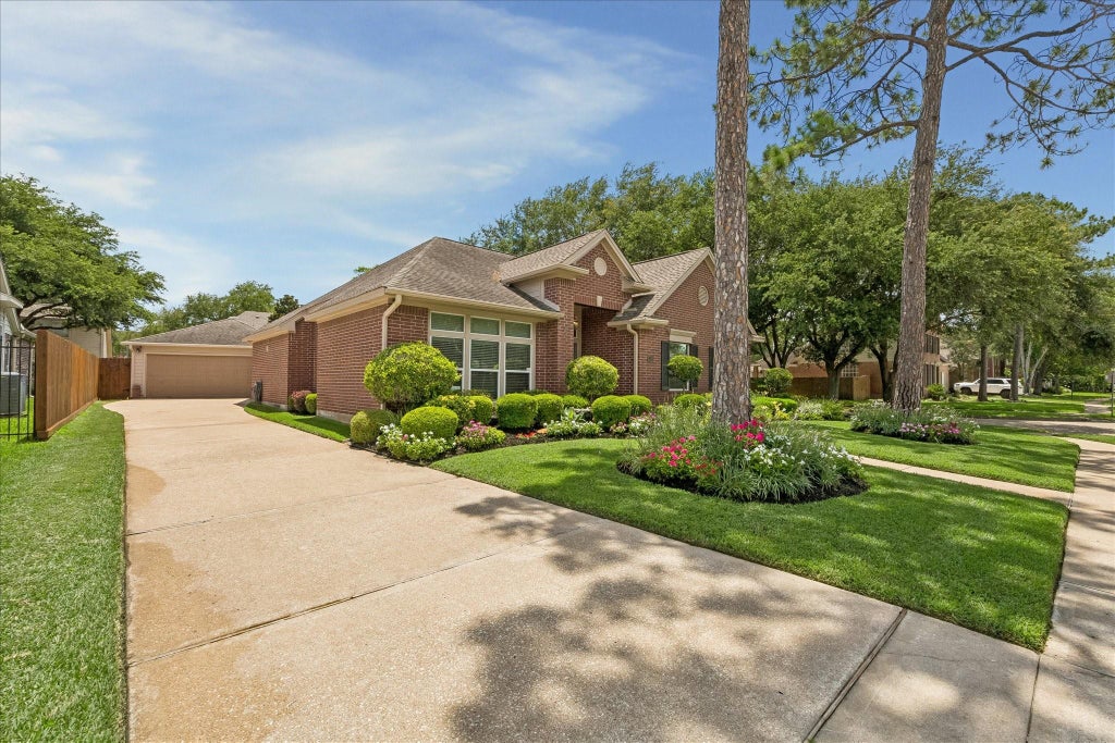 Photo of 13902 Mill Garden Court, Houston, TX 77059 (MLS # 38610573)