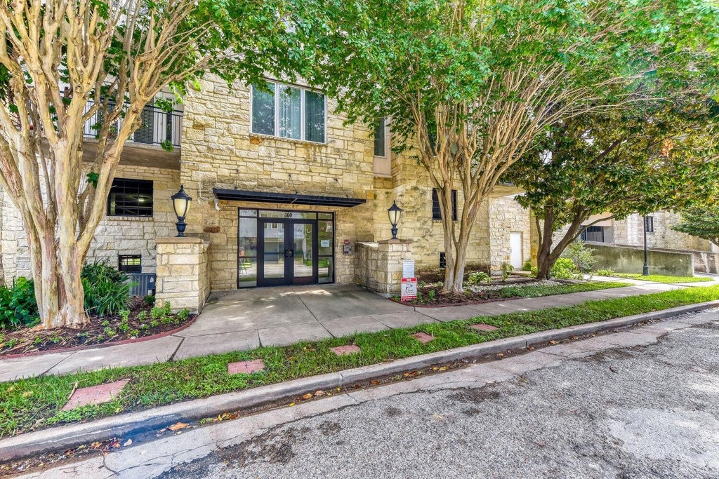 Photo of 100 Willard Street #37, Houston, TX 77006 (MLS # 23625698)