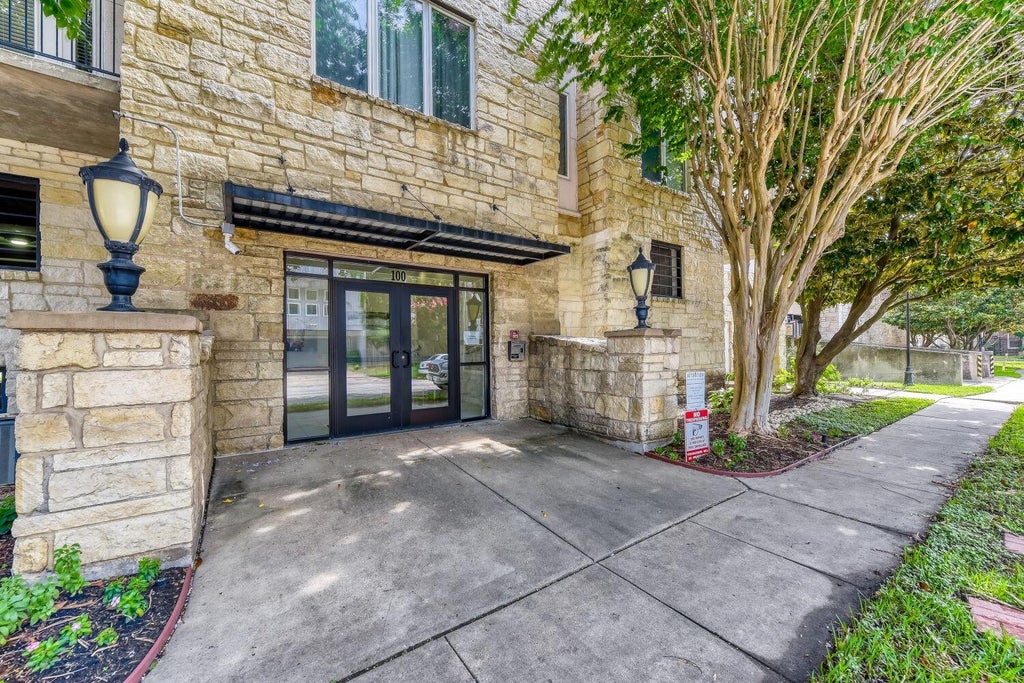 Photo of 100 Willard Street #37, Houston, TX 77006 (MLS # 23625698)