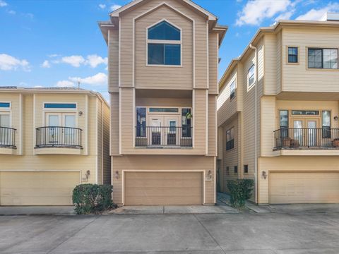Photo of 905 Garden Oaks Terrace, Houston, TX 77018 (MLS # 50618919)