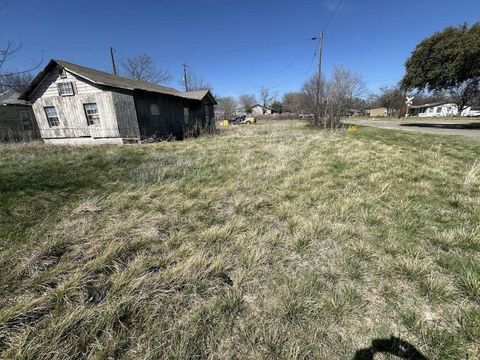 Photo of 220 S Avenue M, Crawford, TX 76638 (MLS # 76186205)