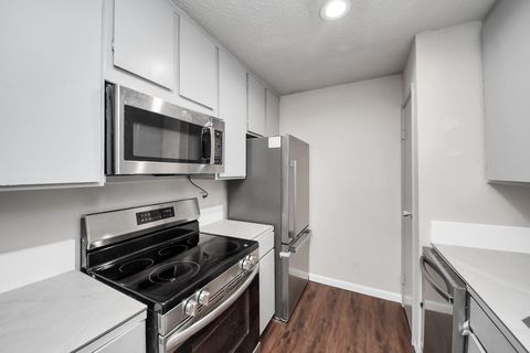 Townhouse For Sale - 10051 Westpark Drive #272<br/> Houston, TX 77042