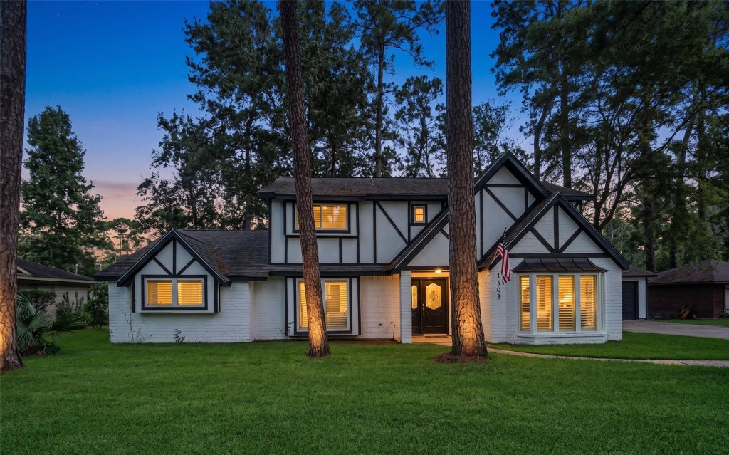 Photo of 1303 Mustang Trail, Houston, TX 77339 (MLS # 25366320)